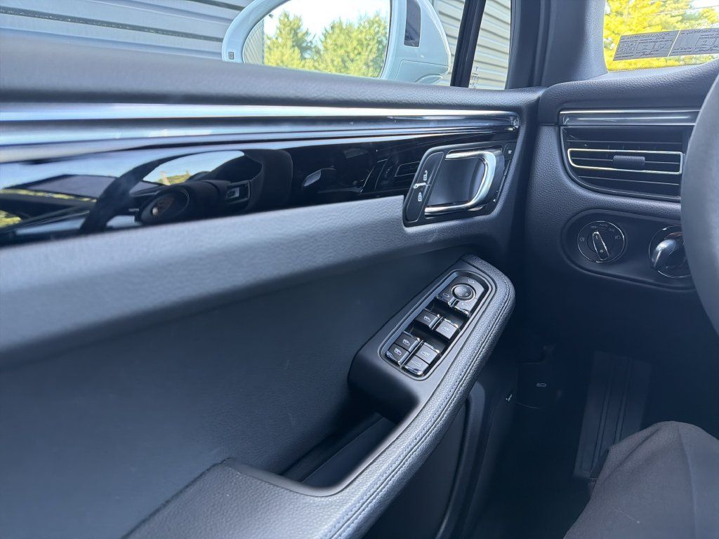 Certified 2026 Porsche Macan AWD/4WD image 3