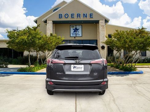 Used 2018 Toyota RAV4 XLE image 4