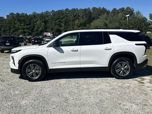 Used 2025 Chevrolet Traverse LT image 8