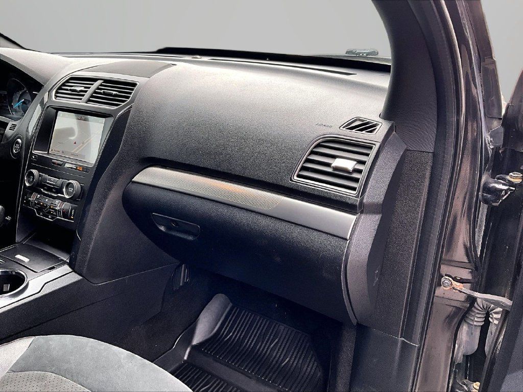 Used 2019 Ford Explorer XLT w/ XLT Sport Appearance Package AWD/4WD image 18