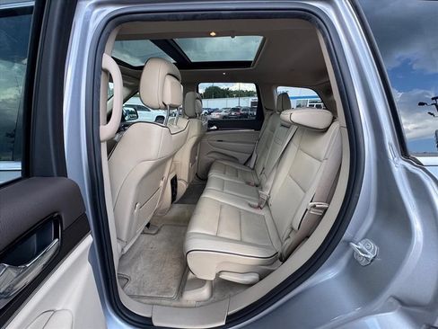 Used 2019 Jeep Grand Cherokee Overland RWD image 12