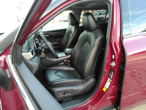 Used 2021 Toyota Highlander XLE image 6