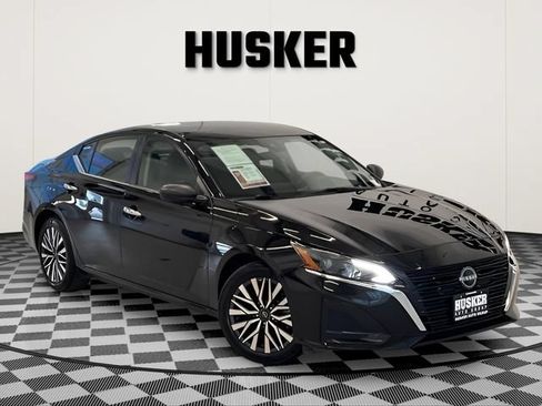 Used 2025 Nissan Altima 2.5 SV FWD image 1