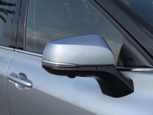 Certified 2024 Toyota Highlander Platinum FWD image 12