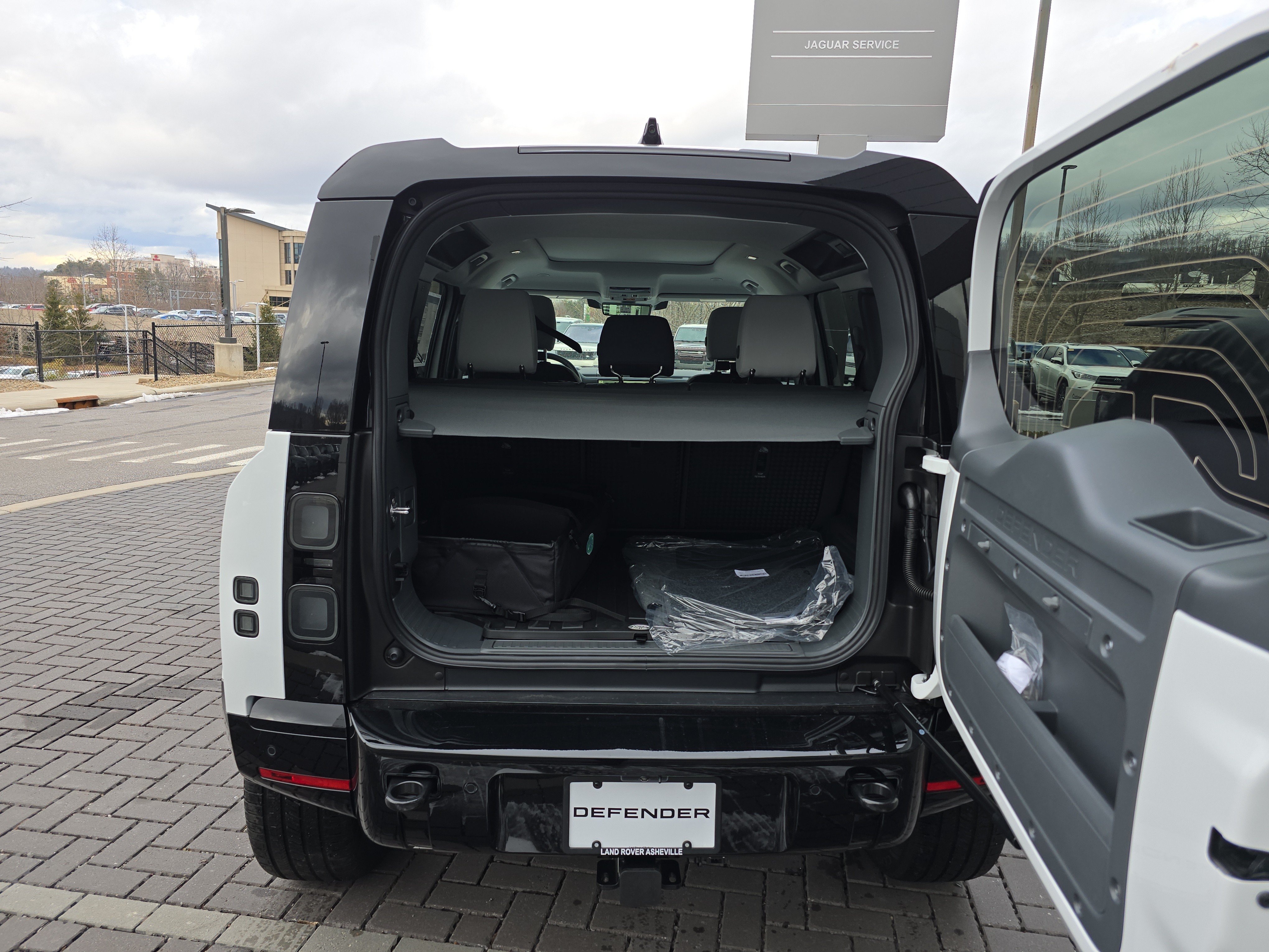 Certified 2026 Land Rover Defender 110 X-Dynamic SE AWD/4WD image 7