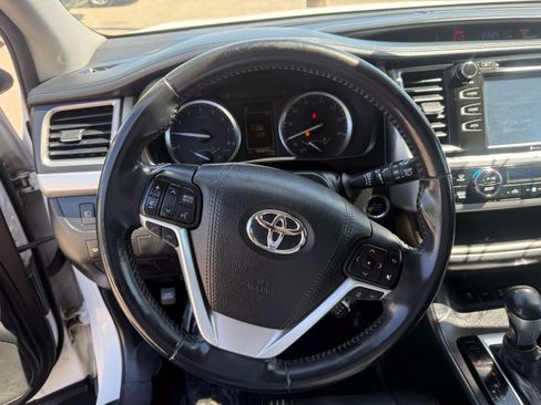 Used 2017 Toyota Highlander SE AWD/4WD image 16