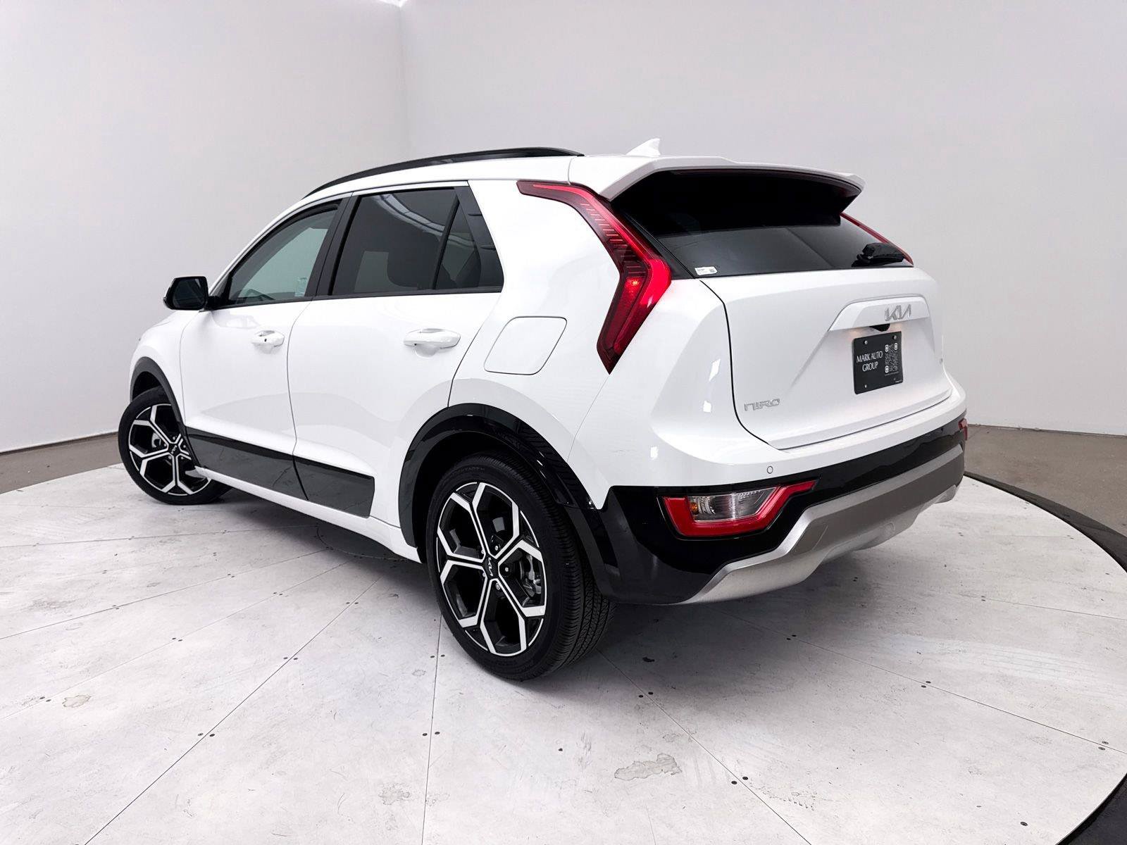 Used 2023 Kia Niro EX Touring FWD image 2