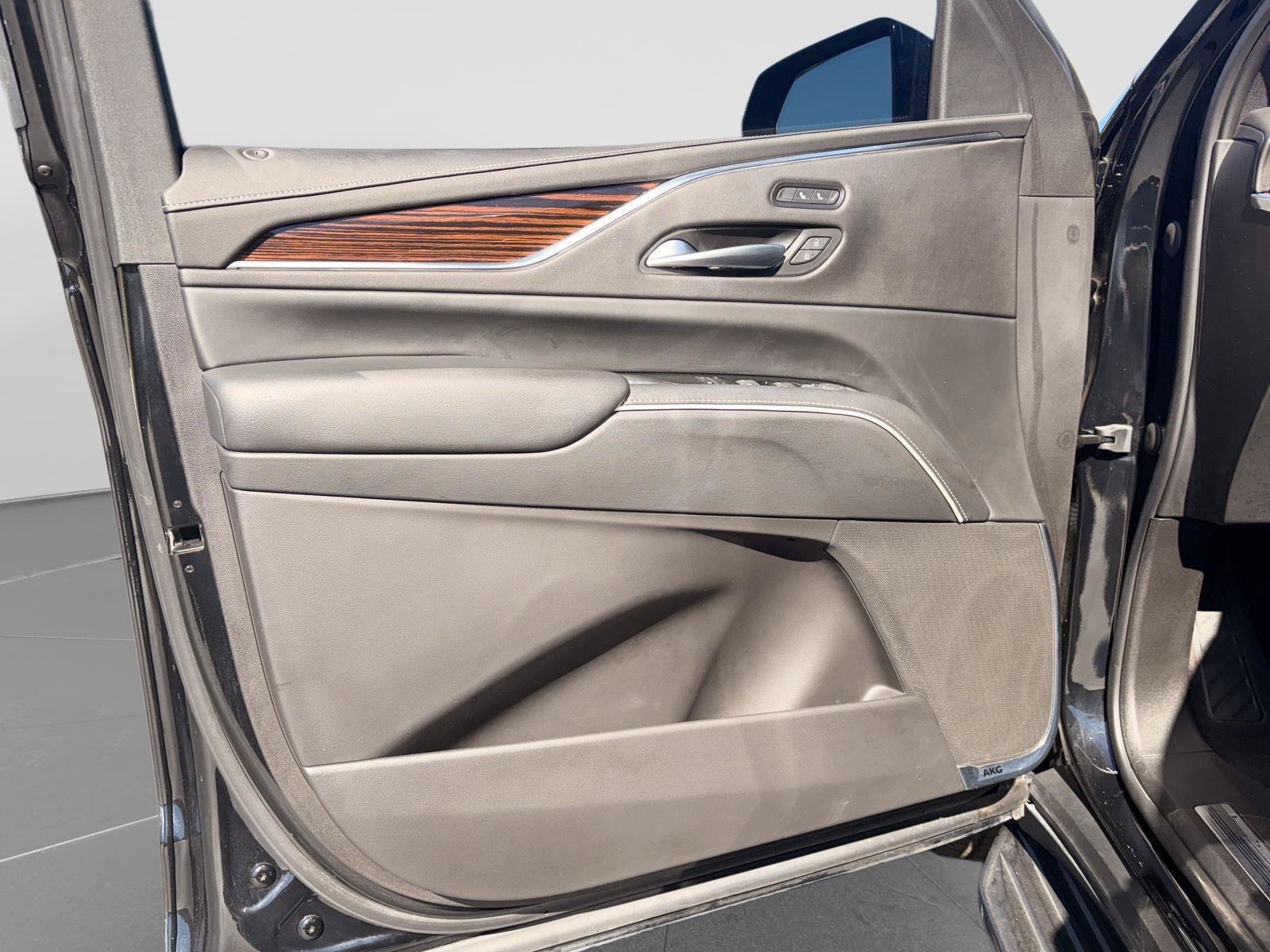 Used 2022 Cadillac Escalade Luxury RWD image 9