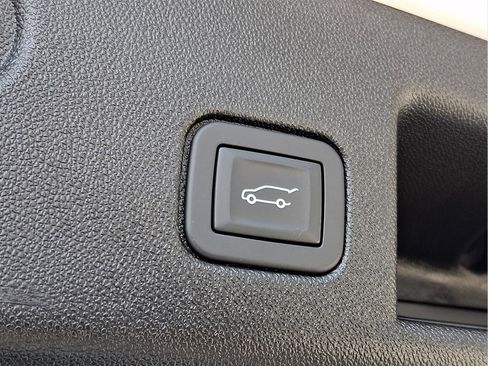 Used 2018 Chevrolet Equinox Premier image 11