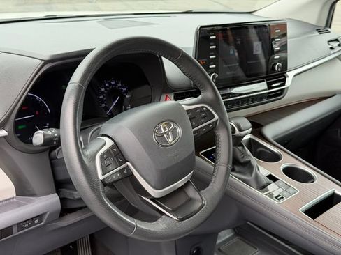 Used 2023 Toyota Sienna XLE FWD image 10