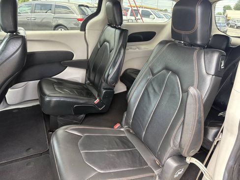 Used 2017 Chrysler Pacifica Touring-L FWD image 16