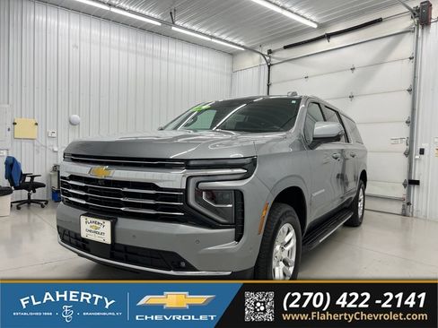 Used 2026 Chevrolet Suburban LT w/ Comfort Package AWD/4WD image 6