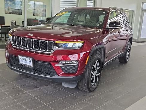 Used 2025 Jeep Grand Cherokee Limited w/ Luxury Tech Group II AWD/4WD image 5