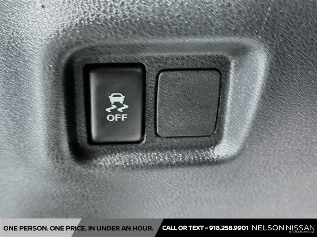 Used 2016 Nissan Versa SV FWD image 10