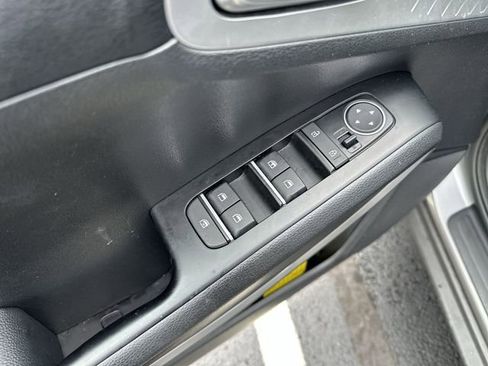 Used 2025 Kia Soul LX w/ LX Technology Package FWD image 16