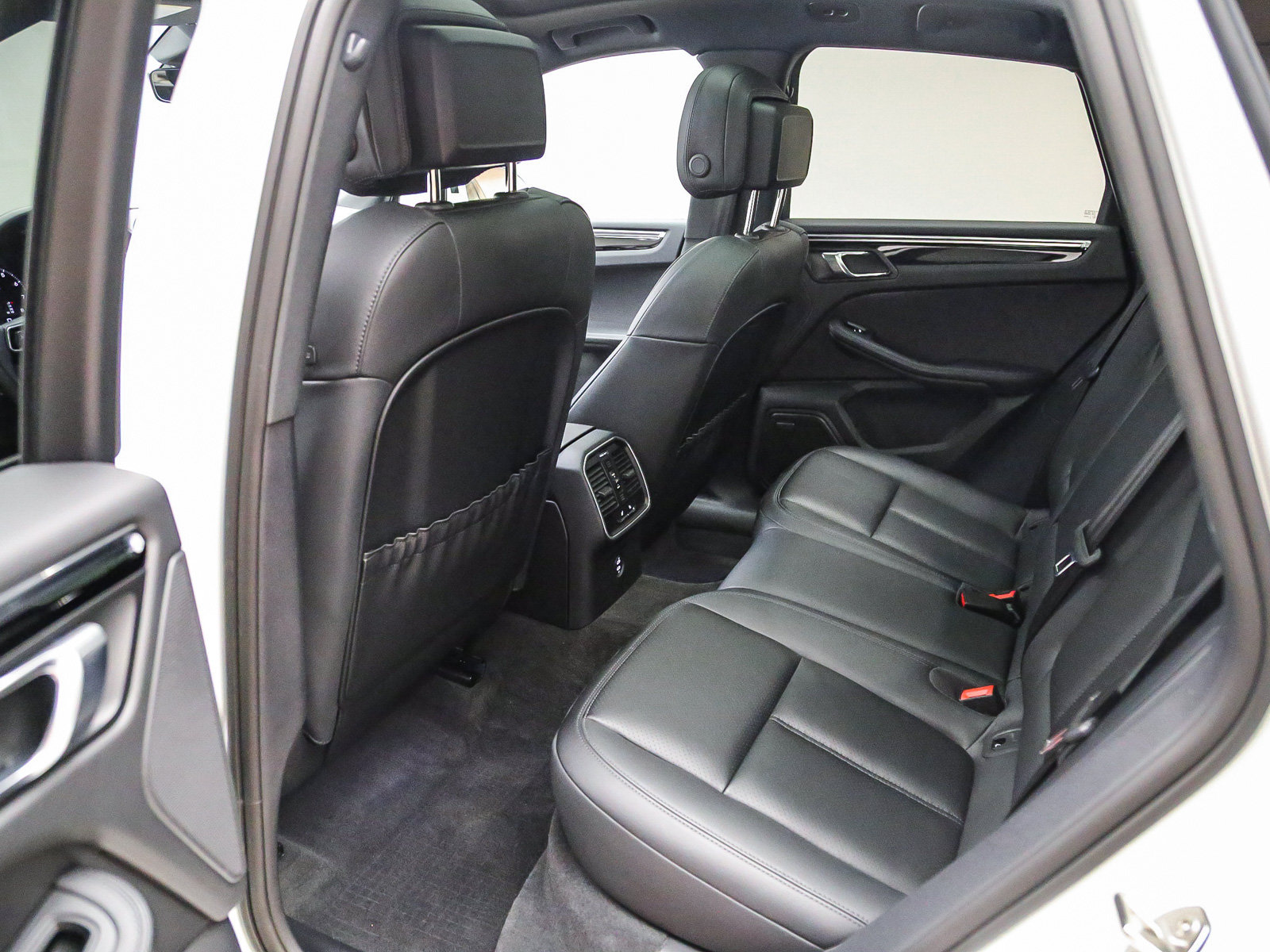Certified 2026 Porsche Macan AWD/4WD image 23