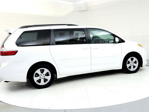 Used 2015 Toyota Sienna LE image 6