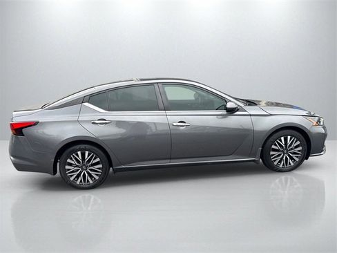 Used 2024 Nissan Altima 2.5 SV w/ SV Premium Package image 8