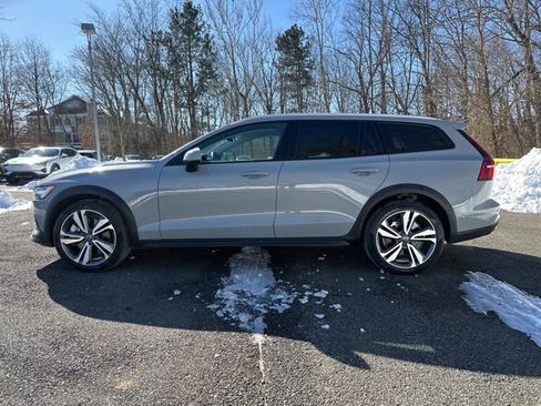 Certified 2025 Volvo V60 B5 Cross Country Plus image 5