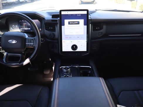 Used 2024 Ford Expedition Platinum image 16