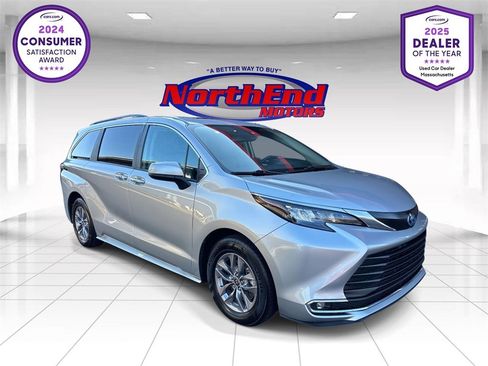 Used 2024 Toyota Sienna XLE image 1