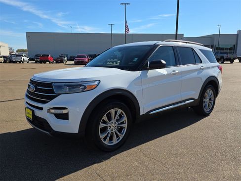 Used 2022 Ford Explorer XLT w/ Equipment Group 202A image 4