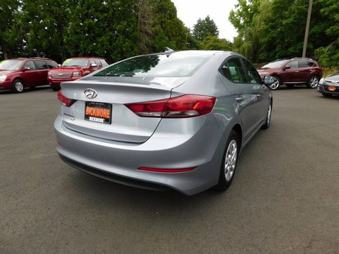 Used 2017 Hyundai Elantra SE FWD image 2