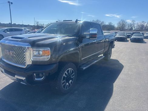 Used 2017 GMC Sierra 2500 Denali w/ Duramax Plus Package image 4