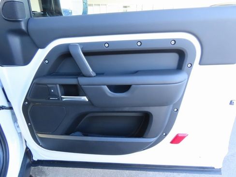 Used 2025 Land Rover Defender 90 S image 18