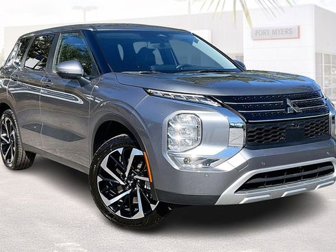 Used 2024 Mitsubishi Outlander SE image 1