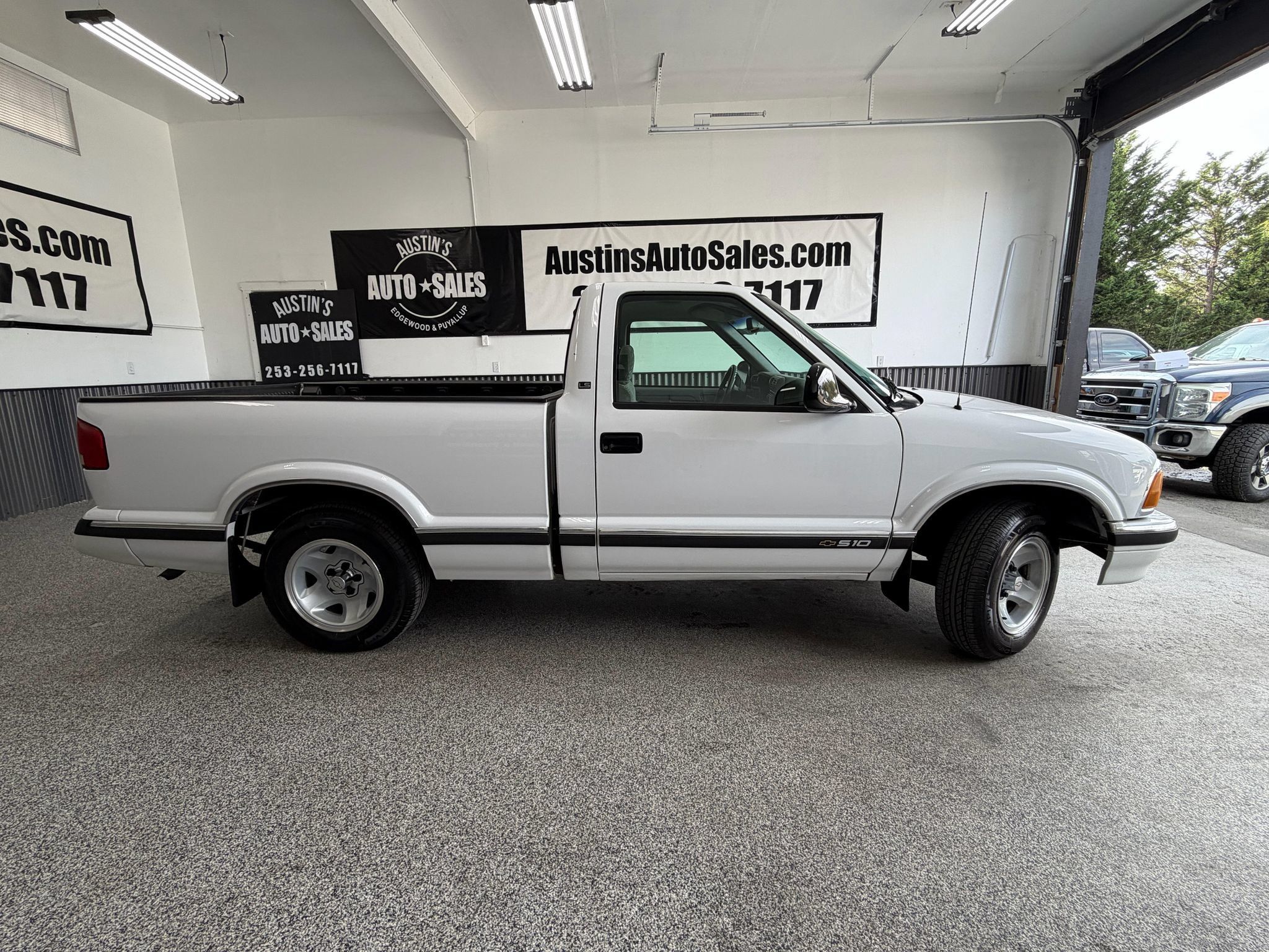 Used 1997 Chevrolet S10 Pickup LS RWD image 2