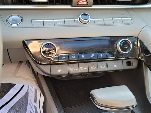 Used 2025 Hyundai Elantra SEL image 18