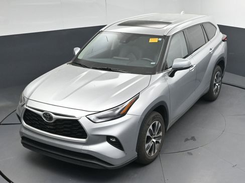Certified 2024 Toyota Highlander XLE image 32