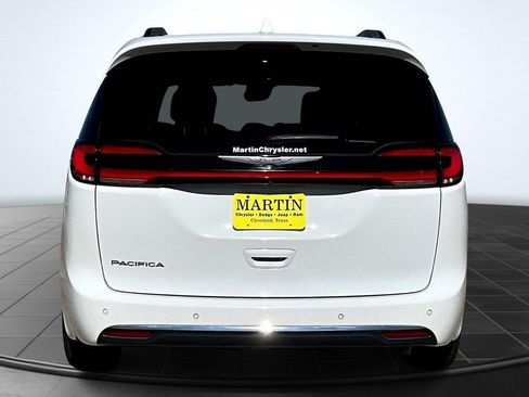 Used 2022 Chrysler Pacifica Touring-L image 4