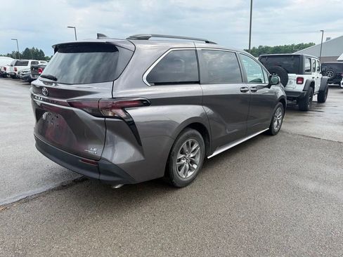 Used 2023 Toyota Sienna LE AWD/4WD image 6