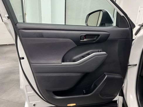 Used 2023 Toyota Highlander LE image 11