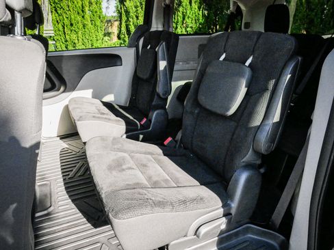 Used 2019 Dodge Grand Caravan SE w/ UConnect Hands-Free Group image 30