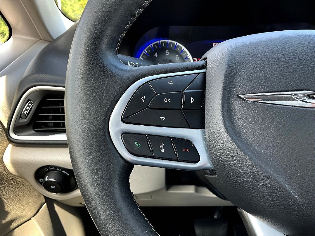 Used 2023 Chrysler Pacifica Touring-L FWD image 12