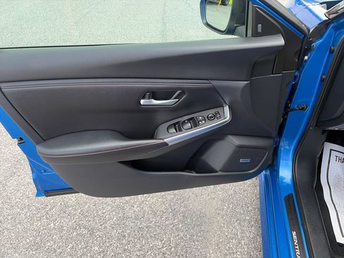 Used 2022 Nissan Sentra SR w/ SR Premium Package FWD image 11