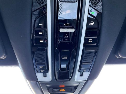 Used 2020 Porsche Cayenne image 28