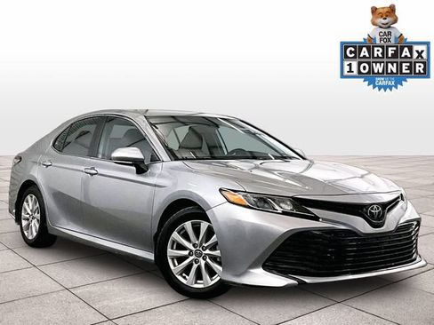 Used 2019 Toyota Camry LE w/ Convenience Package FWD image 2