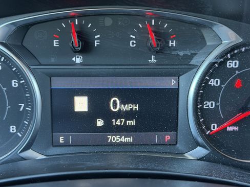 Used 2024 GMC Terrain SLT w/ Infotainment Package II image 2