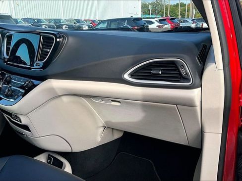 Used 2024 Chrysler Pacifica Touring-L image 26