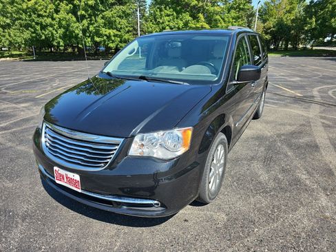 Used 2015 Chrysler Town & Country Touring w/ Driver Convenience Group FWD image 2