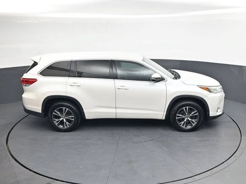 Used 2018 Toyota Highlander LE FWD image 23