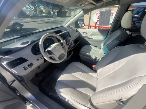 Used 2011 Toyota Sienna XLE image 29
