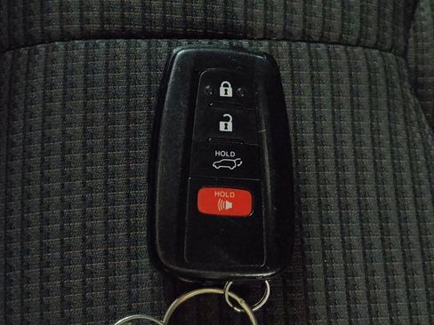 Used 2021 Toyota Highlander LE AWD/4WD image 32