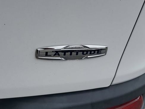 Used 2018 Jeep Cherokee Latitude Plus w/ Comfort/Convenience Group FWD image 27