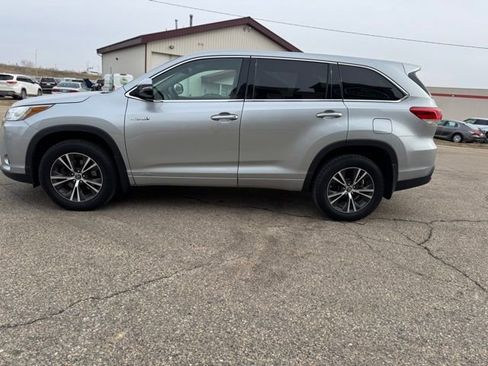 Used 2017 Toyota Highlander LE w/ Carpet Mat Package image 16