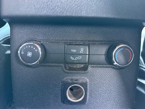 Used 2017 Ford Explorer XLT w/ Equipment Group 202A FWD image 32